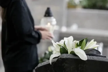 Obraz do artykułu: Emerytura po śmierci bliskiego: kiedy rodzina może zachować pieniądze?