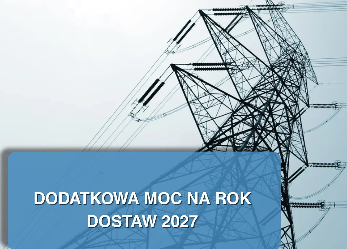 Fragment wysokiego słupa energetycznego z przewodami, u dołu niebieski pas z napisem o dodatkowej mocy na rok dostaw 2027.
