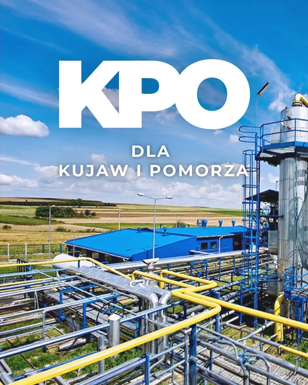 Przemysłowy obiekt z rurociągami i zbiornikami na tle pól pod błękitnym niebem, z napisem KPO dla Kujaw i Pomorza.