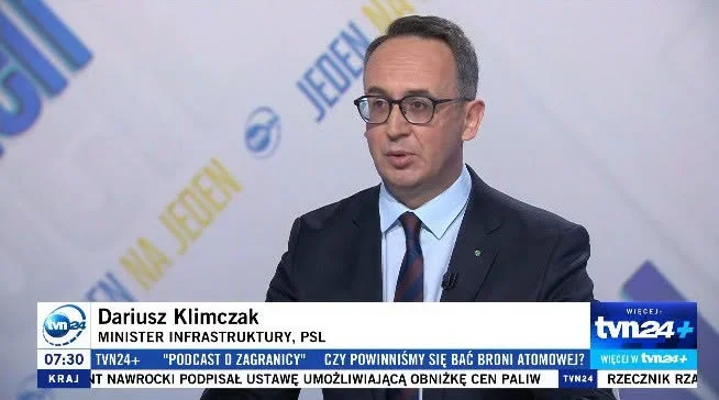 Minister infrastruktury Dariusz Klimczak udziela wywiadu w studiu telewizyjnym TVN24+.