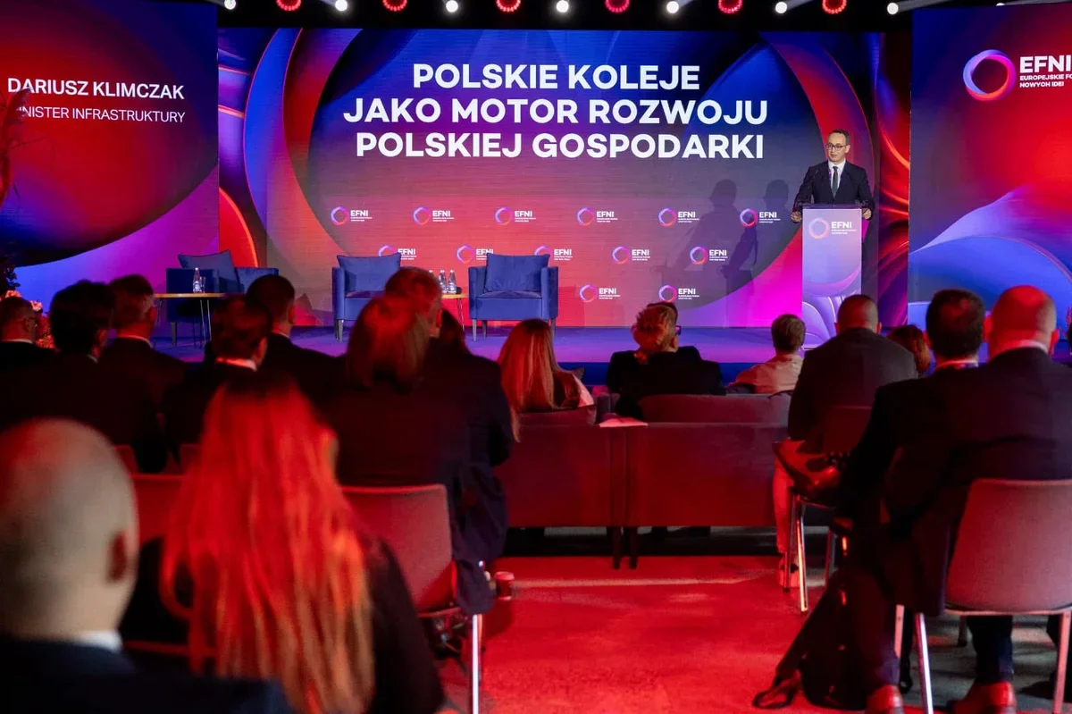 Minister infrastruktury Dariusz Klimczak przemawia podczas Europejskiego Forum Nowych Idei na temat polskich kolei jako motoru rozwoju gospodarki.