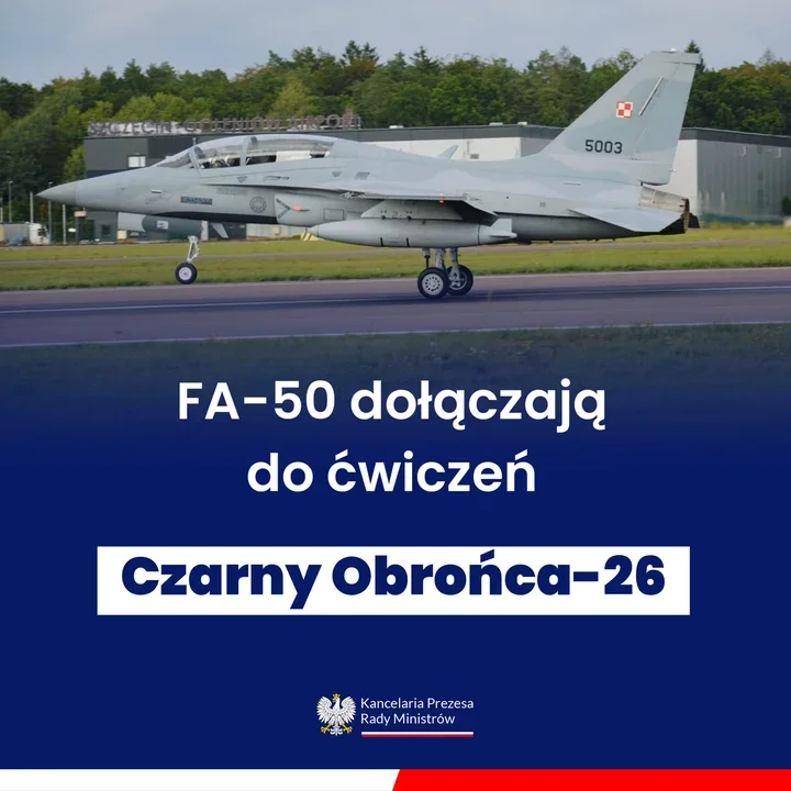 Polski samolot szkoleniowo-bojowy FA-50 o numerze 5003 na pasie startowym lotniska w Szczecinie-Goleniowie przed udziałem w ćwiczeniach Czarny Obrońca-26.