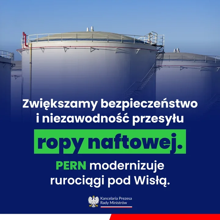 Zbiorniki przemysłowe na ropę naftową przy jasnym niebie, wykorzystane w materiale Kancelarii Prezesa Rady Ministrów o modernizacji rurociągów PERN pod Wisłą.