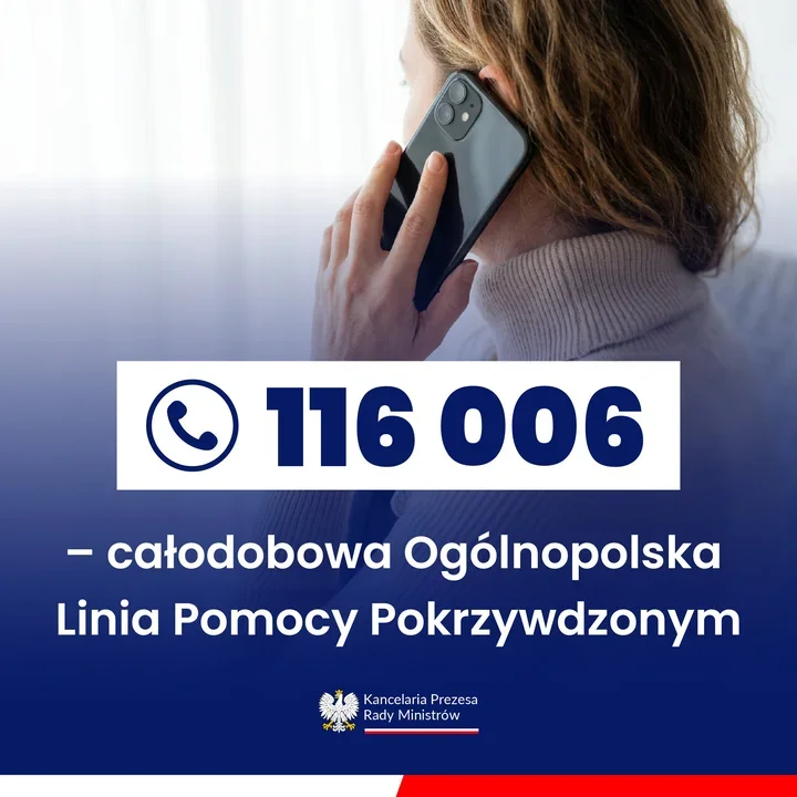 Kobieta w jasnym golfie rozmawia przez telefon komórkowy, a na dole grafiki podano numer całodobowej Ogólnopolskiej Linii Pomocy Pokrzywdzonym 116 006 oraz logo