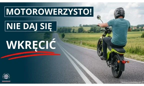 Mężczyzna w kasku jedzie motorowerem po asfaltowej drodze w otoczeniu pól, obok hasło policyjnej kampanii bezpieczeństwa.