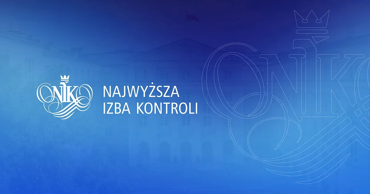 Grafika identyfikacyjna Najwyższej Izby Kontroli z logo NIK na niebieskim tle z sylwetką budynku.