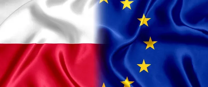 Połowa flagi Polski i połowa flagi Unii Europejskiej tworzą wspólny, falujący baner.