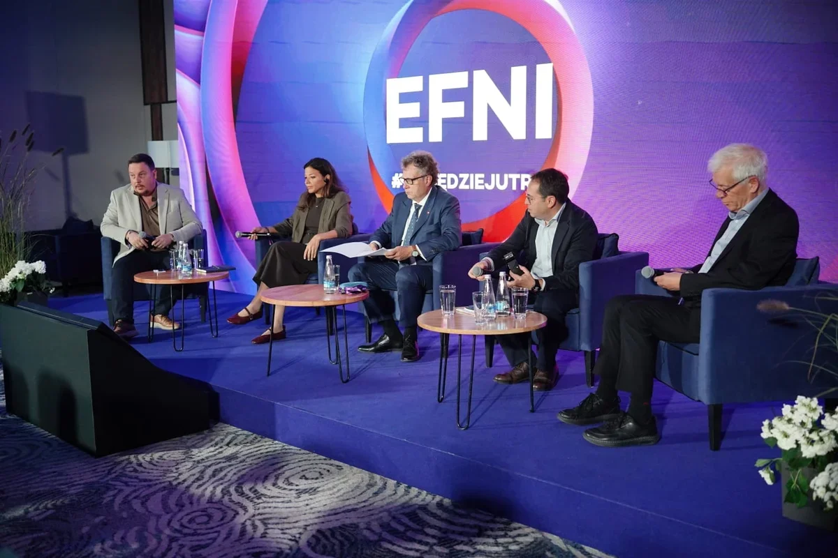 Pięć osób bierze udział w panelu dyskusyjnym na scenie podczas konferencji EFNI.