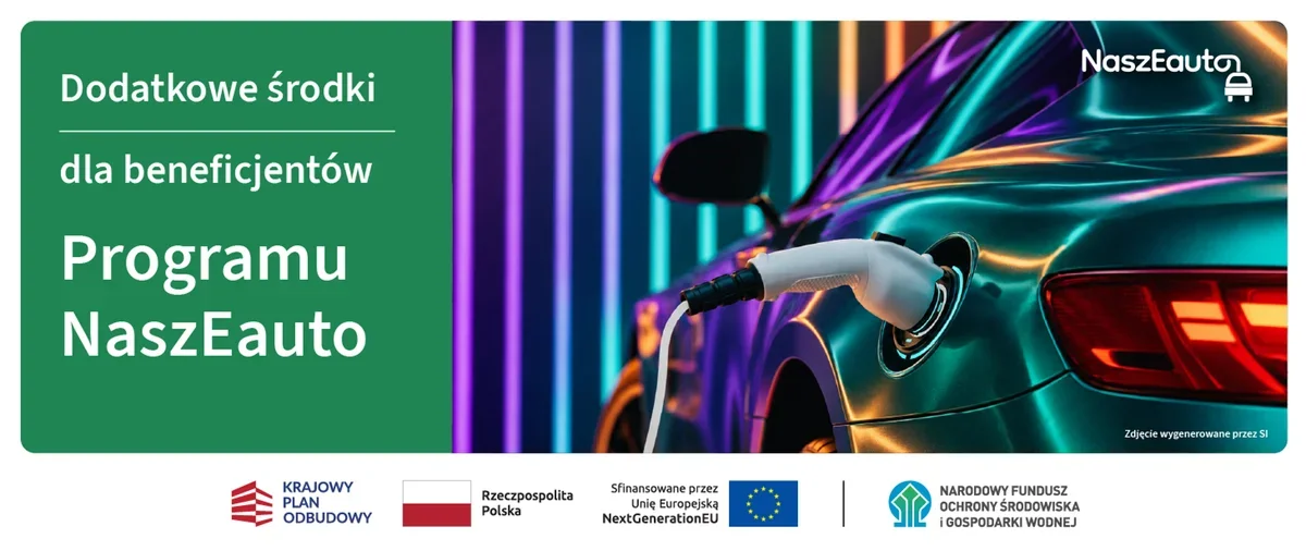 Fragment tylnej części zielonego samochodu elektrycznego podczas ładowania, na tle pionowych neonowych świetlówek.