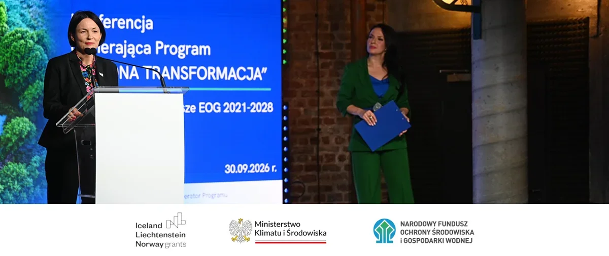 Dwie kobiety podczas konferencji inaugurującej program „Zielona Transformacja” finansowany z funduszy EOG 2021-2028, z logotypami sponsorów i organizatorów u do