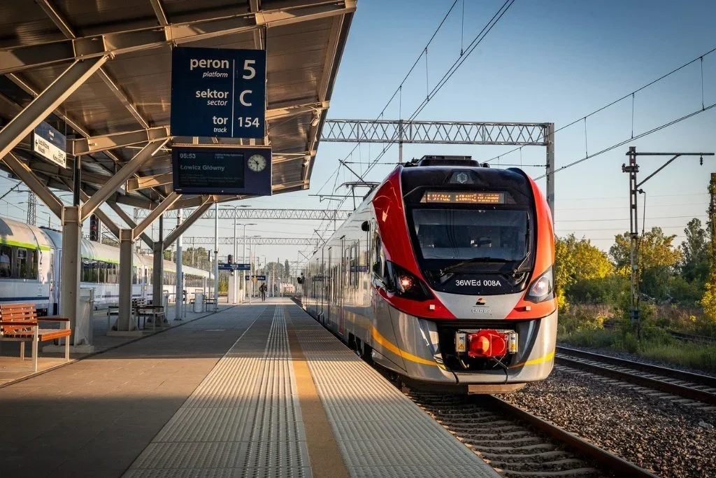 Pociąg regionalny Newag Impuls o numerze 36WEd-008A stoi na peronie 5 sektor C tor 154 dworca Łowicz Główny w słoneczny dzień.