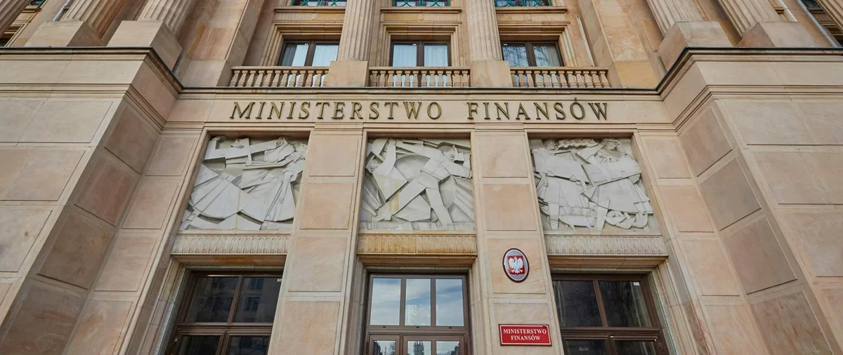 Fasada gmachu Ministerstwa Finansów w Warszawie z napisem i herbem Polski nad wejściem.