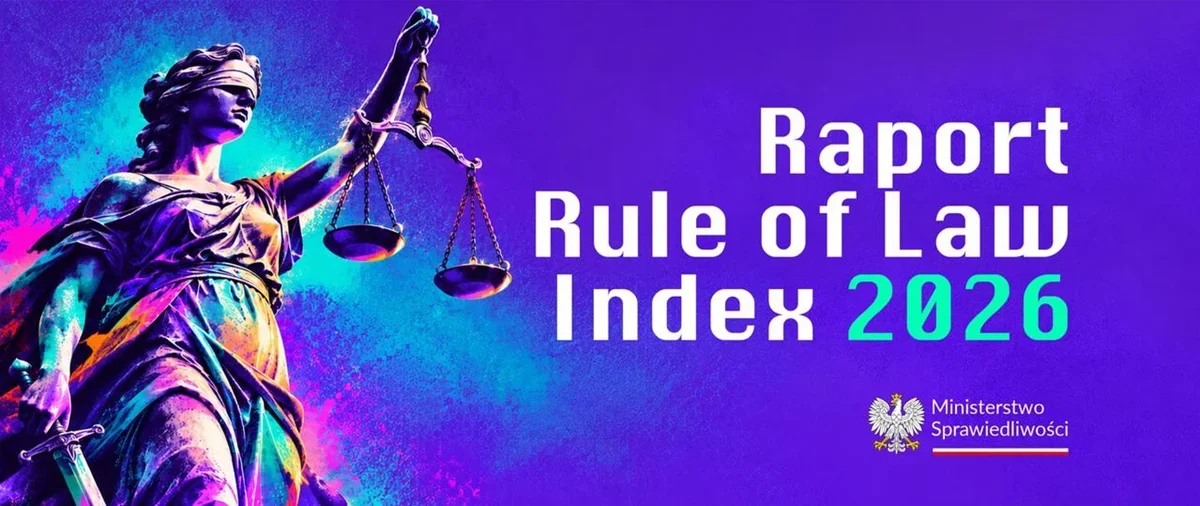 Grafika promocyjna raportu Rule of Law Index 2026 Ministerstwa Sprawiedliwości z kolorową postacią Temidy trzymającą wagę sprawiedliwości.