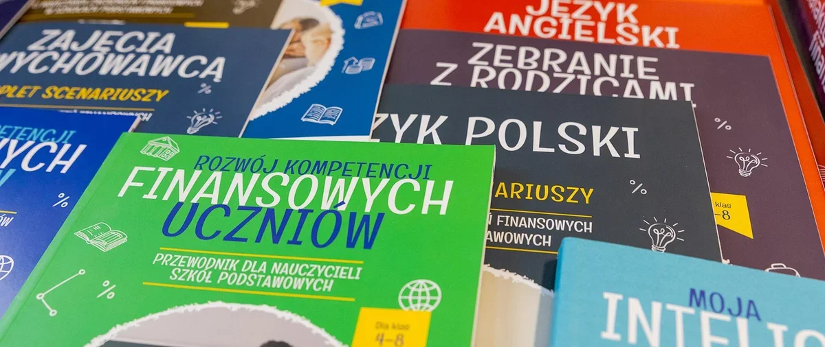 Stos podręczników i scenariuszy dla nauczycieli szkół podstawowych, m.in. z zakresu finansów, języka polskiego i angielskiego.