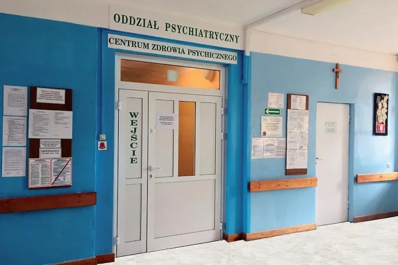 Wejście do oddziału psychiatrycznego Centrum Zdrowia Psychicznego w polskiej placówce medycznej.