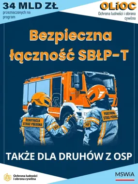 Plakat informacyjny programu OLiOC przedstawiający dwóch strażaków w mundurach OSP i PSP stojących przed pomarańczowym wozem strażackim.