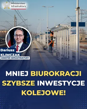 Robotnicy w kamizelkach odblaskowych montują elementy wiaty na peronie kolejowym w słoneczny dzień.