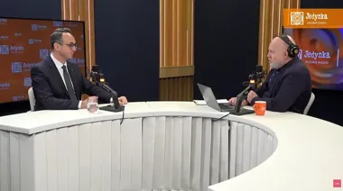 Dwóch mężczyzn prowadzi rozmowę w studiu radiowym Jedynka Polskiego Radia.