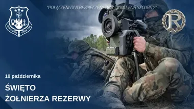 Żołnierze w kamuflażu obsługują system przeciwpancerny na poligonie, w tle drugi żołnierz w pozycji leżącej.