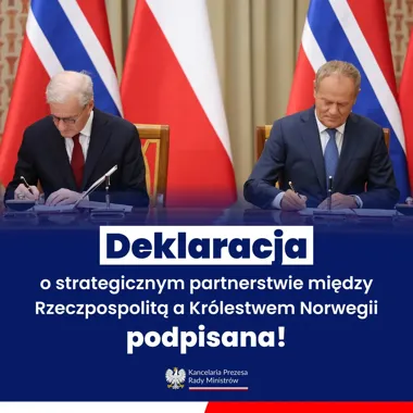 Dwaj mężczyźni w garniturach podpisują dokumenty przy stole, w tle flagi Polski i Norwegii, a na dole grafika informująca o podpisaniu deklaracji o strategiczny