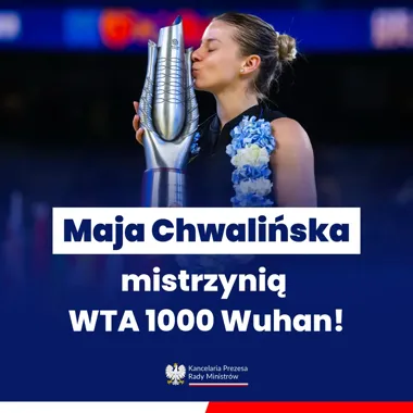 Tenisistka Maja Chwalińska całuje srebrny puchar podczas ceremonii dekoracji po zwycięstwie w turnieju WTA 1000 w Wuhanie.