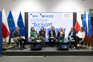 Panel dyskusyjny podczas inauguracji kampanii Ministerstwa Zdrowia „Jestem blisko” z udziałem sześciu osób na scenie.