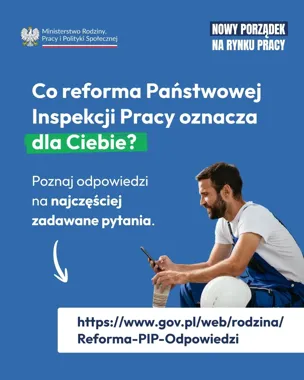 Plakat informacyjny Ministerstwa Rodziny, Pracy i Polityki Społecznej o reformie Państwowej Inspekcji Pracy, na którym siedzący mężczyzna w kombinezonie i z kas
