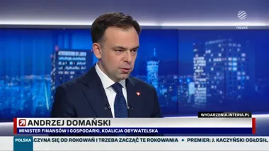 Andrzej Domański, minister finansów i gospodarki z Koalicji Obywatelskiej, udziela wywiadu w studiu Polsat News.