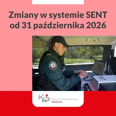 Funkcjonariusz Służby Celno-Skarbowej w mundurze pracuje na laptopie w kabinie pojazdu służbowego.