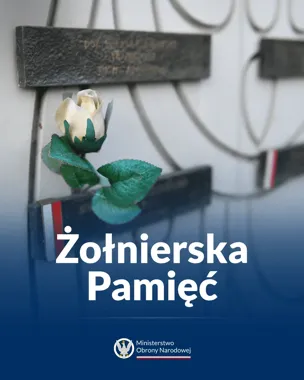 Biała róża umieszczona przy tablicy pamiątkowej na ścianie, w dolnej części grafika z napisem Żołnierska Pamięć i logo Ministerstwa Obrony Narodowej.