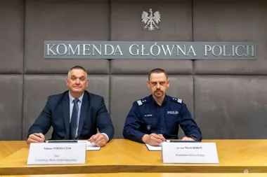 Podpisanie porozumienia w siedzibie Komendy Głównej Policji przez szefa CBA i komendanta głównego policji.