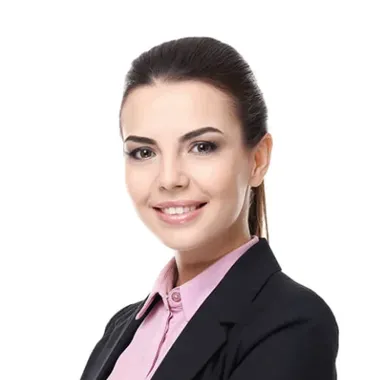 Portret uśmiechniętej kobiety w czarnej marynarce i różowej koszuli na białym tle.
