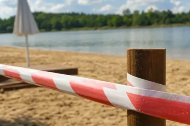 Alert RCB dla powiatu słupskiego: plaże w Ustce zamknięte z powodu zanieczyszczenia brzegu