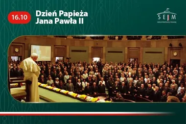 Papież Jan Paweł II przemawia z mównicy w sali plenarnej Sejmu RP przed zgromadzonymi posłami i gośćmi.