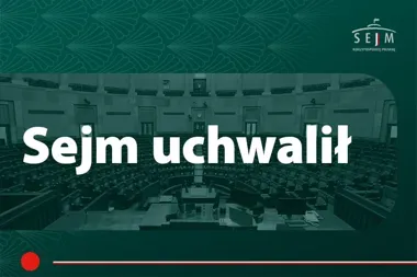 Sala plenarna Sejmu RP z widocznymi rzędami ław i centralnym pulpitem, z naniesionym napisem informacyjnym „Sejm uchwalił”.