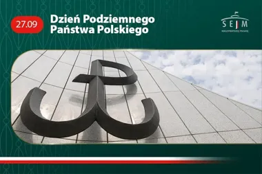 Metalowy znak Polski Walczącej na elewacji z jasnych płytek, sfotografowany z dołu pod błękitnym niebem z chmurami.