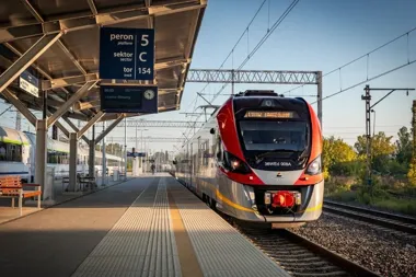 Pociąg regionalny Newag Impuls o numerze 36WEd-008A stoi na peronie 5 sektor C tor 154 dworca Łowicz Główny w słoneczny dzień.