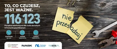 Plakat informacyjny o telefonicznej poradni dla dorosłych w kryzysie psychicznym 116 123, z rozdartą karteczką z napisem „nie przesadzaj” na drewnianym tle z na