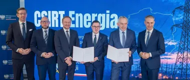 Sześciu mężczyzn w garniturach stoi podczas uroczystości podpisania dokumentów związanych z inicjatywą CSIRT Energia przy Ministerstwie Energii.