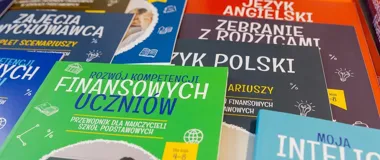 Stos podręczników i scenariuszy dla nauczycieli szkół podstawowych, m.in. z zakresu finansów, języka polskiego i angielskiego.