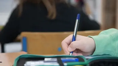 Tusk o nauczycielach po atakach w szkołach. „Oddani swojej misji”