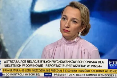 Kobieta w różowej bluzce siedzi w studiu telewizyjnym TVN24 podczas programu informacyjnego.