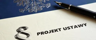 Dokument z napisem „PROJEKT USTAWY” oraz symbolami prawnymi i piórem.