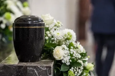 Kwiaty od prezydenta przy urnie Norwida. Poeta został upamiętniony na Wawelu