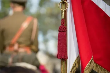 Prezydencki gwóźdź honorowy wbity w replikę sztandaru ułanów