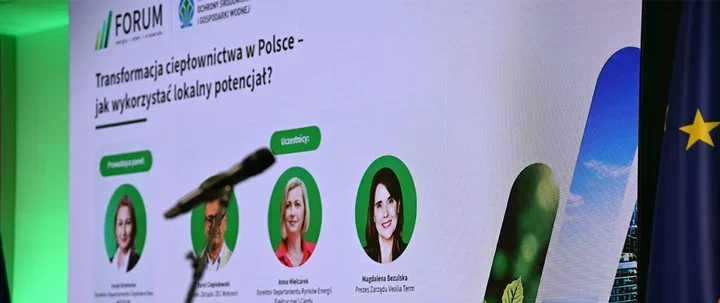 Fragment ekranu z prezentacją panelu dyskusyjnego o transformacji ciepłownictwa w Polsce podczas forum ekologiczno-gospodarczego.