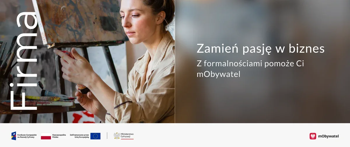 Kobieta w beżowej koszuli maluje obraz na sztalugach w pracowni malarskiej.